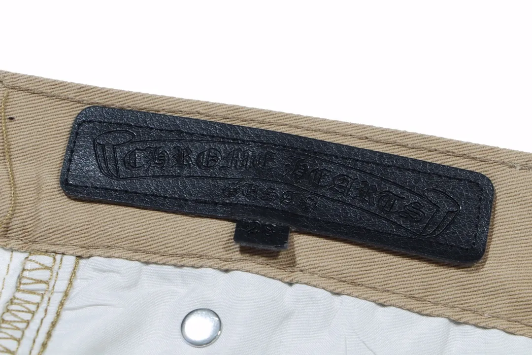 P280 Style number: D310 Chrome Hearts khaki patch leather jeans Size: s-XXL (28 30 32 34 36) Color: Khaki Size reference 28 pants length 100 waist 72 30 pants length 101 waist 76 32 pants length 103 waist 80 34 pants length 104 waist 84 36 pants length 106 waist 88